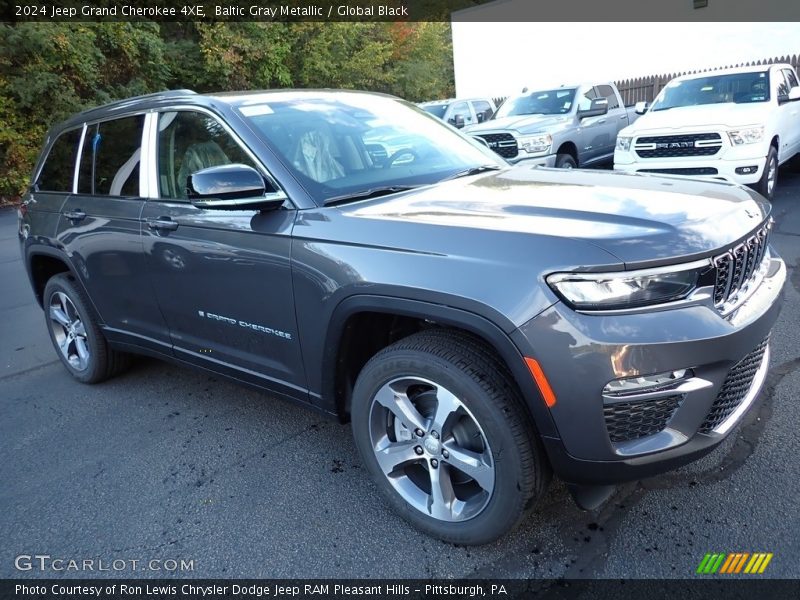 Front 3/4 View of 2024 Grand Cherokee 4XE