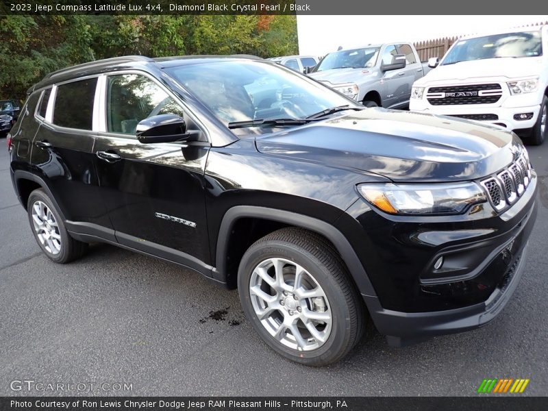 Front 3/4 View of 2023 Compass Latitude Lux 4x4
