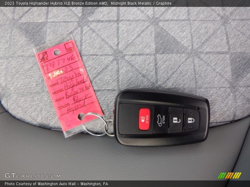 Keys of 2023 Highlander Hybrid XLE Bronze Edition AWD