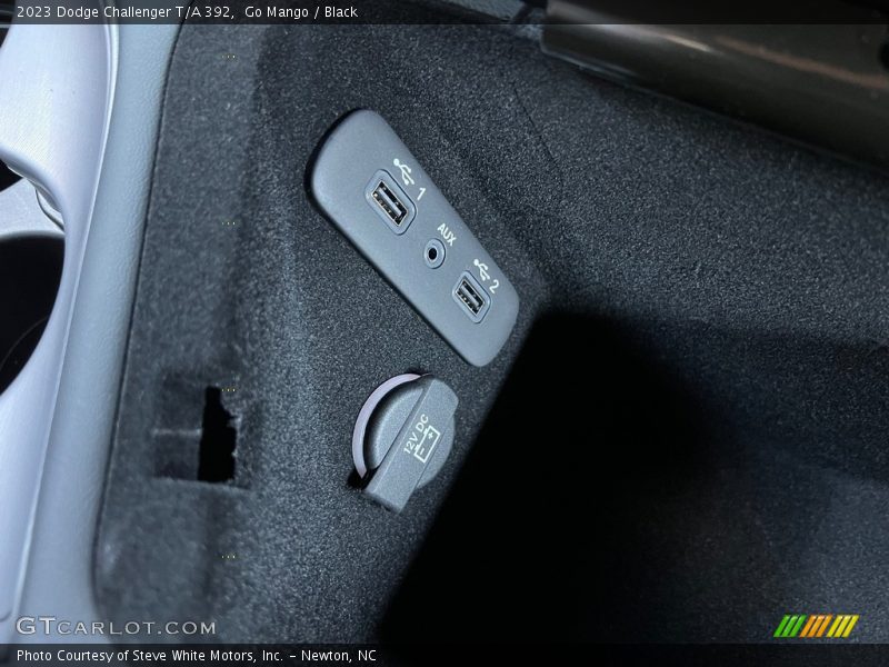 USB/Aux ports - 2023 Dodge Challenger T/A 392