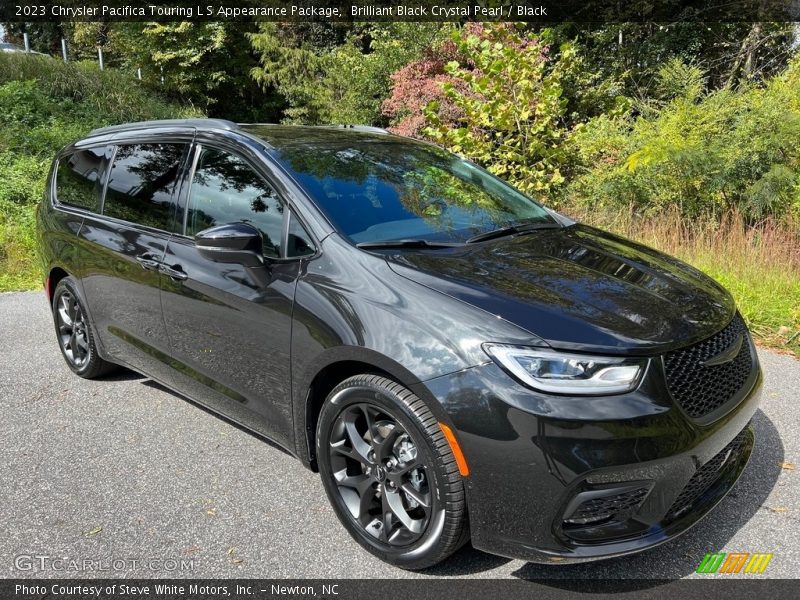 Front 3/4 View of 2023 Pacifica Touring L S Appearance Package