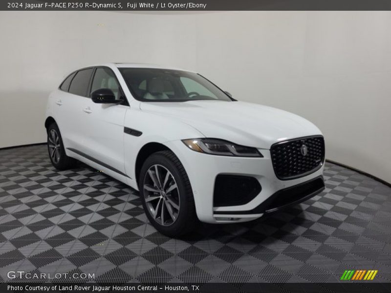 Front 3/4 View of 2024 F-PACE P250 R-Dynamic S