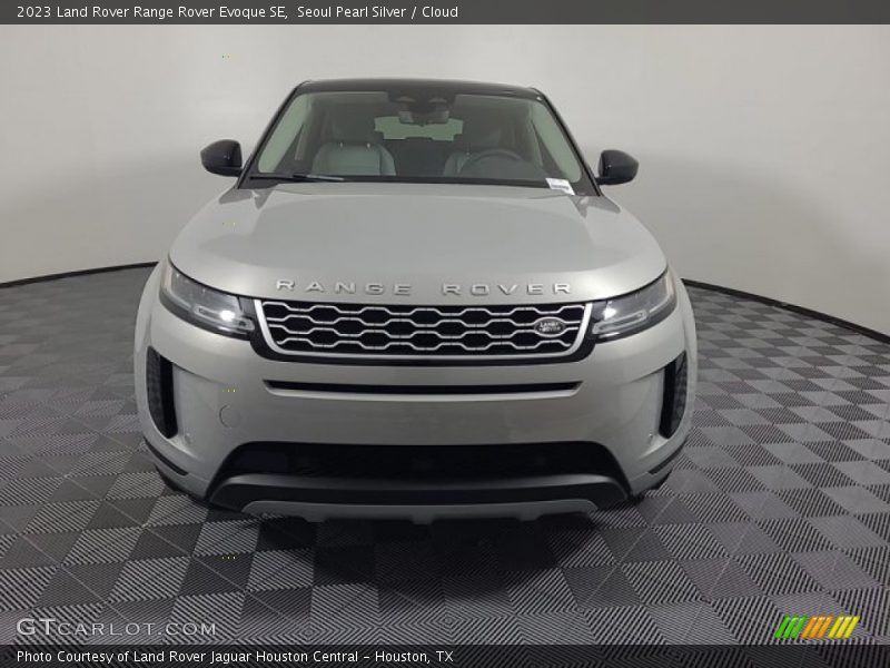 Seoul Pearl Silver / Cloud 2023 Land Rover Range Rover Evoque SE