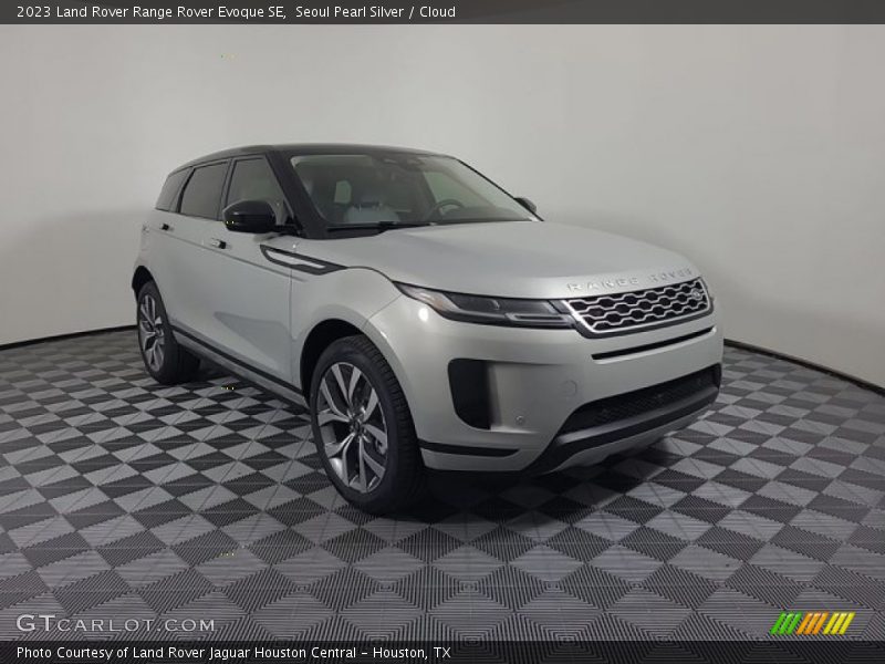Front 3/4 View of 2023 Range Rover Evoque SE