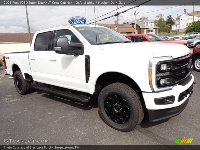 Front 3/4 View of 2023 F250 Super Duty XLT Crew Cab 4x4