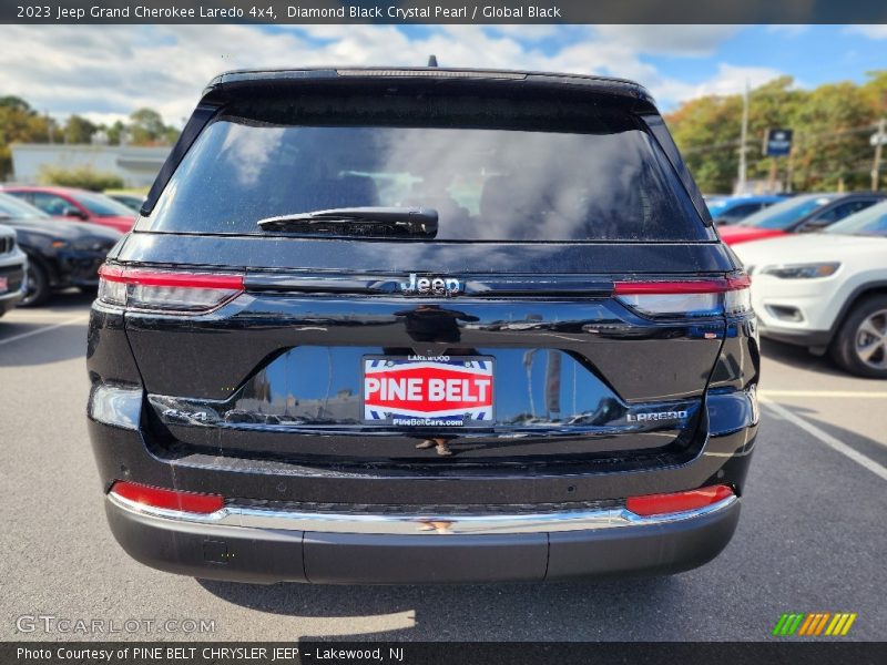 Diamond Black Crystal Pearl / Global Black 2023 Jeep Grand Cherokee Laredo 4x4