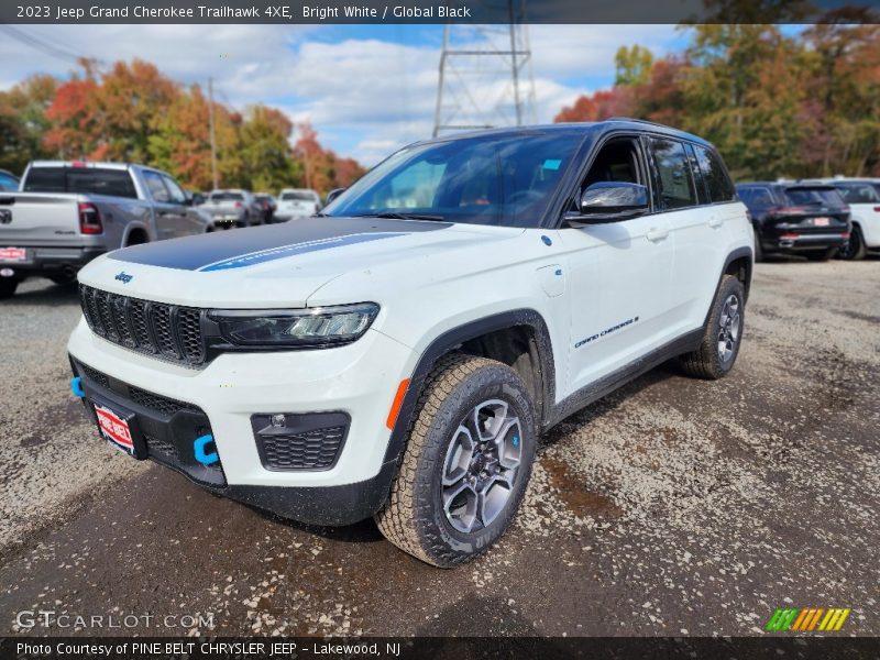 Front 3/4 View of 2023 Grand Cherokee Trailhawk 4XE