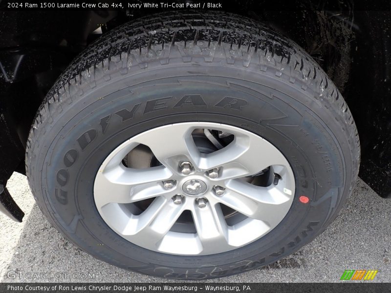 Ivory White Tri-Coat Pearl / Black 2024 Ram 1500 Laramie Crew Cab 4x4