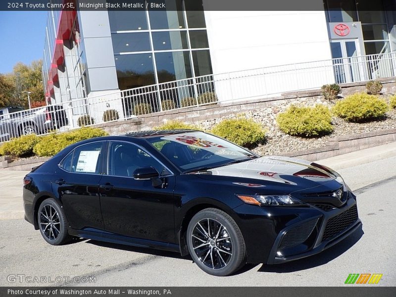 Front 3/4 View of 2024 Camry SE