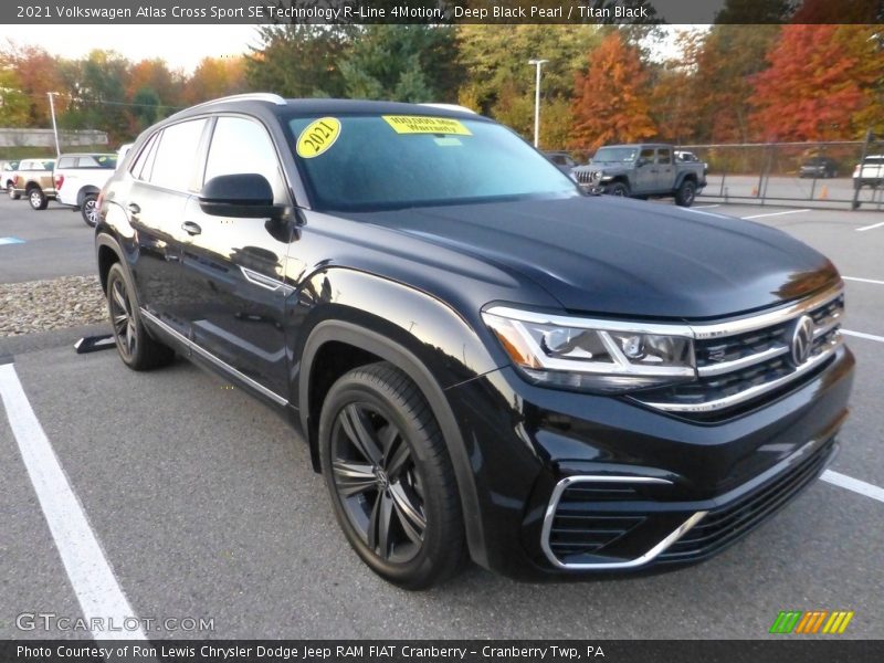 Front 3/4 View of 2021 Atlas Cross Sport SE Technology R-Line 4Motion