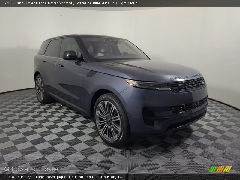 Front 3/4 View of 2023 Range Rover Sport SE