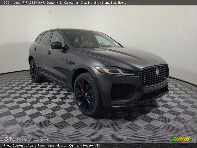 Front 3/4 View of 2024 F-PACE P400 R-Dynamic S