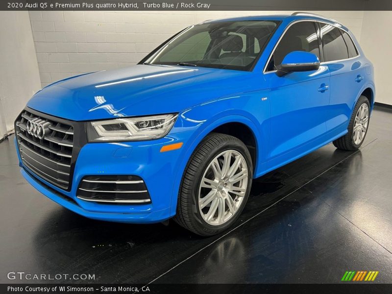 Front 3/4 View of 2020 Q5 e Premium Plus quattro Hybrid