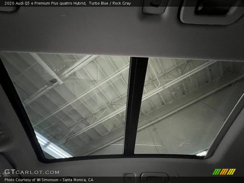 Sunroof of 2020 Q5 e Premium Plus quattro Hybrid