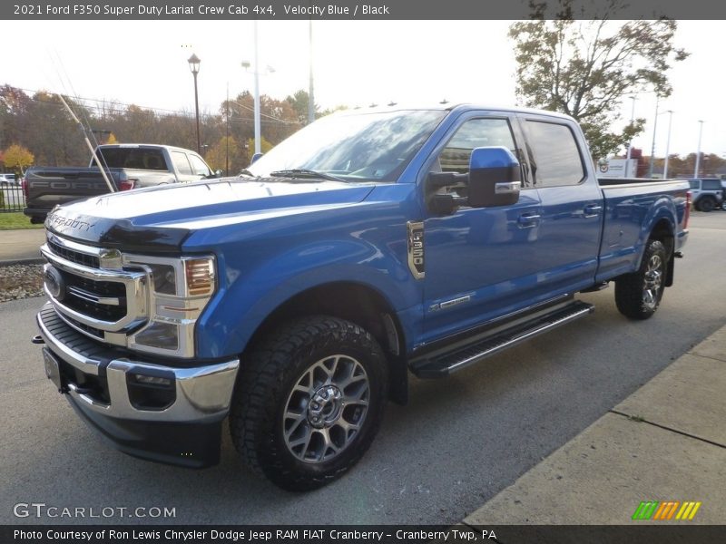 Front 3/4 View of 2021 F350 Super Duty Lariat Crew Cab 4x4