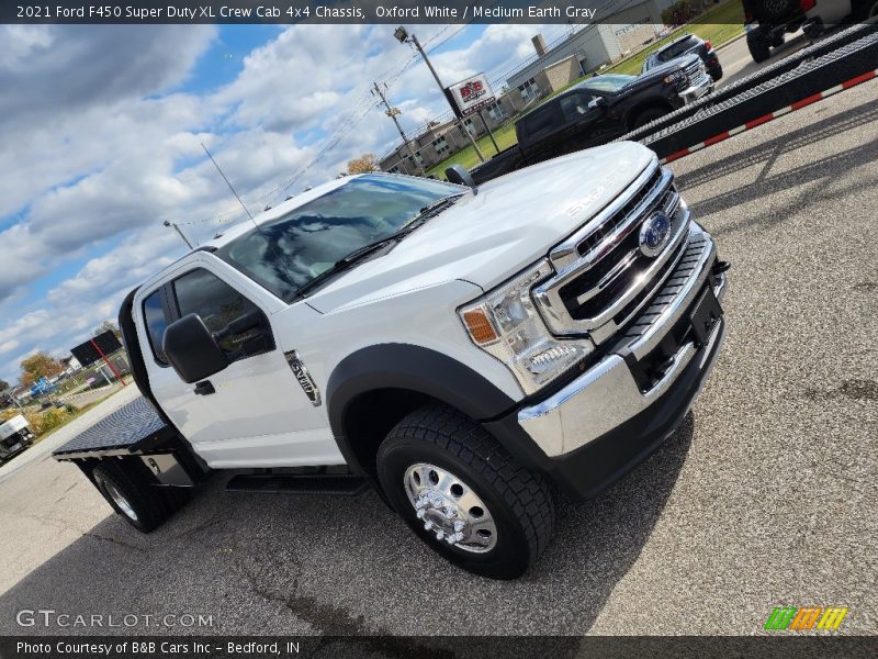 Front 3/4 View of 2021 F450 Super Duty XL Crew Cab 4x4 Chassis