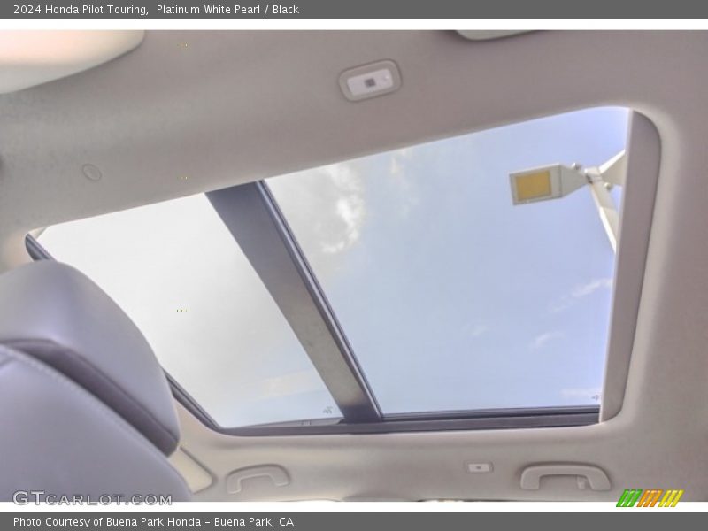 Sunroof of 2024 Pilot Touring