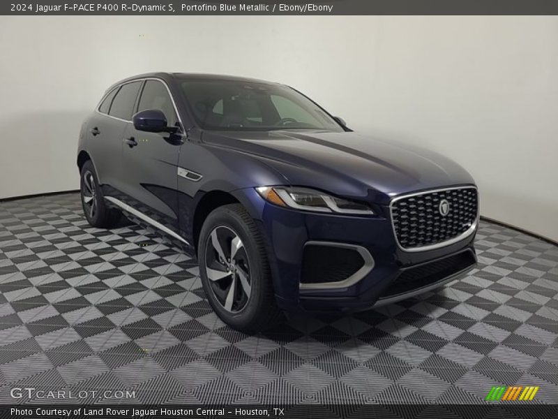 Front 3/4 View of 2024 F-PACE P400 R-Dynamic S