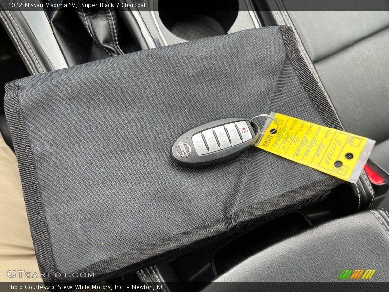 Keys of 2022 Maxima SV