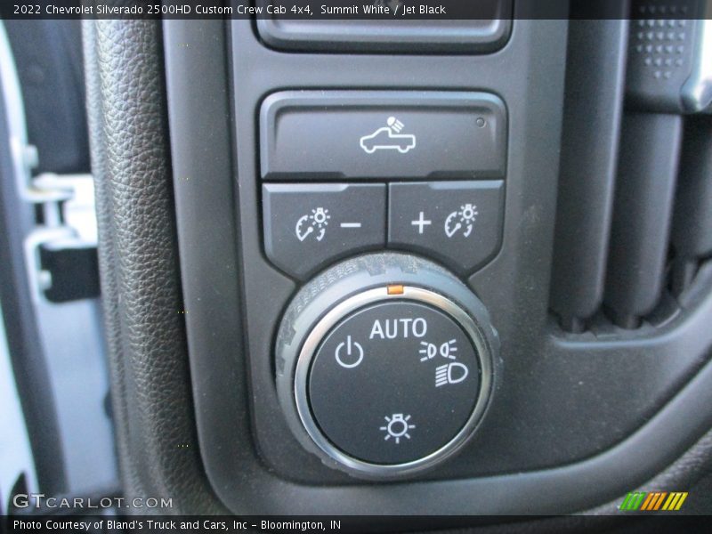 Controls of 2022 Silverado 2500HD Custom Crew Cab 4x4