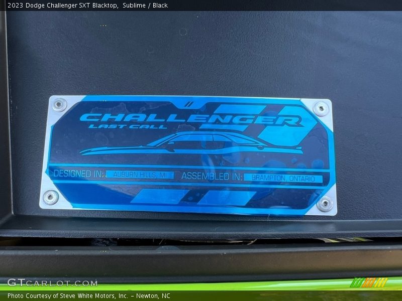 Sublime / Black 2023 Dodge Challenger SXT Blacktop