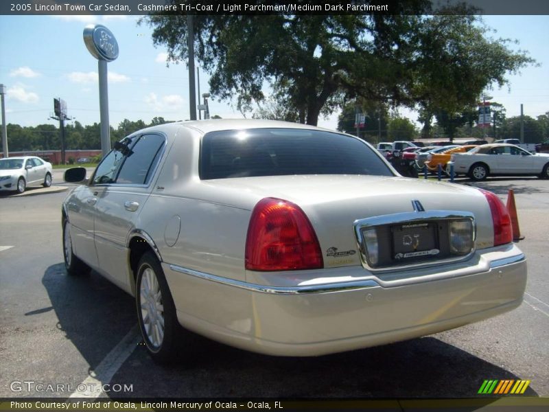 Cashmere Tri-Coat / Light Parchment/Medium Dark Parchment 2005 Lincoln Town Car Sedan