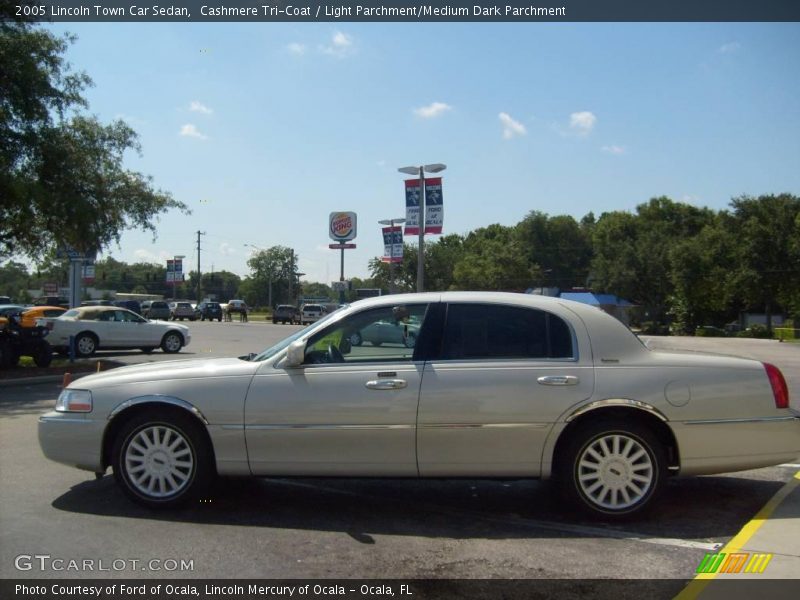 Cashmere Tri-Coat / Light Parchment/Medium Dark Parchment 2005 Lincoln Town Car Sedan