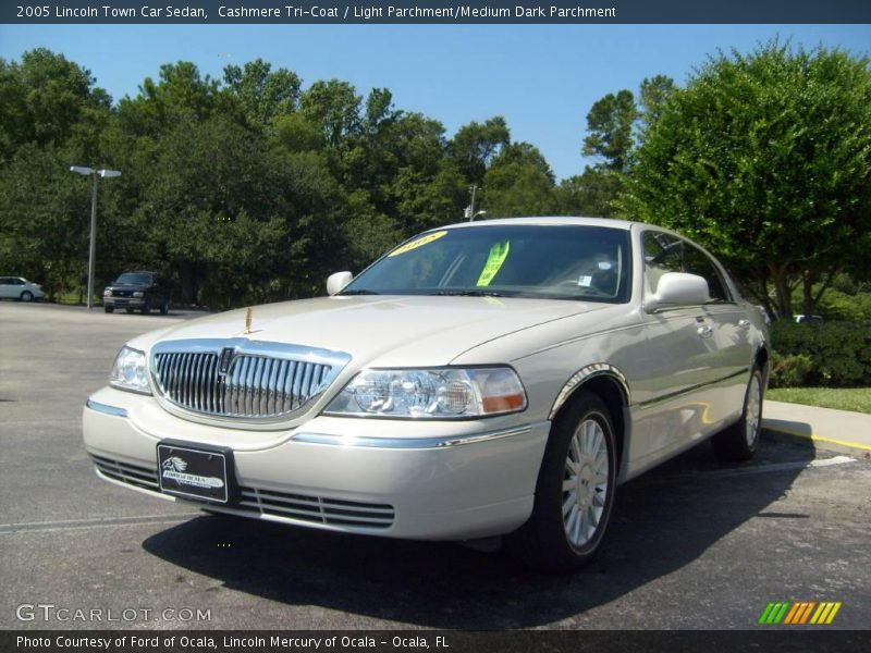 Cashmere Tri-Coat / Light Parchment/Medium Dark Parchment 2005 Lincoln Town Car Sedan