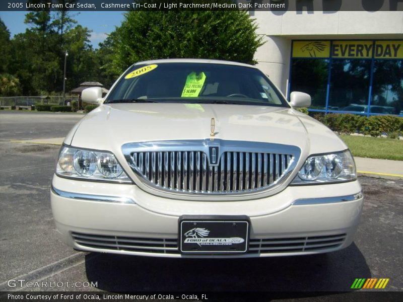 Cashmere Tri-Coat / Light Parchment/Medium Dark Parchment 2005 Lincoln Town Car Sedan