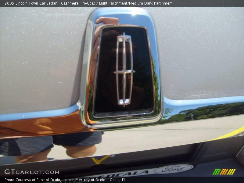 Cashmere Tri-Coat / Light Parchment/Medium Dark Parchment 2005 Lincoln Town Car Sedan