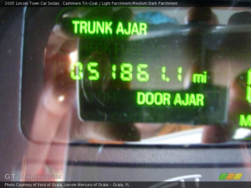 Cashmere Tri-Coat / Light Parchment/Medium Dark Parchment 2005 Lincoln Town Car Sedan