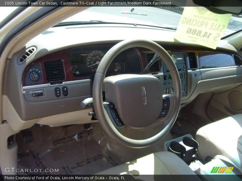 Cashmere Tri-Coat / Light Parchment/Medium Dark Parchment 2005 Lincoln Town Car Sedan