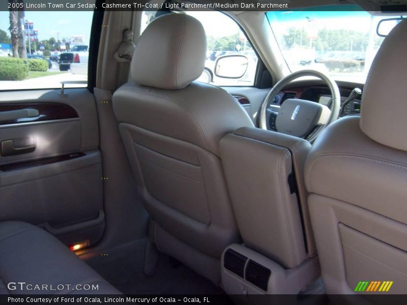 Cashmere Tri-Coat / Light Parchment/Medium Dark Parchment 2005 Lincoln Town Car Sedan