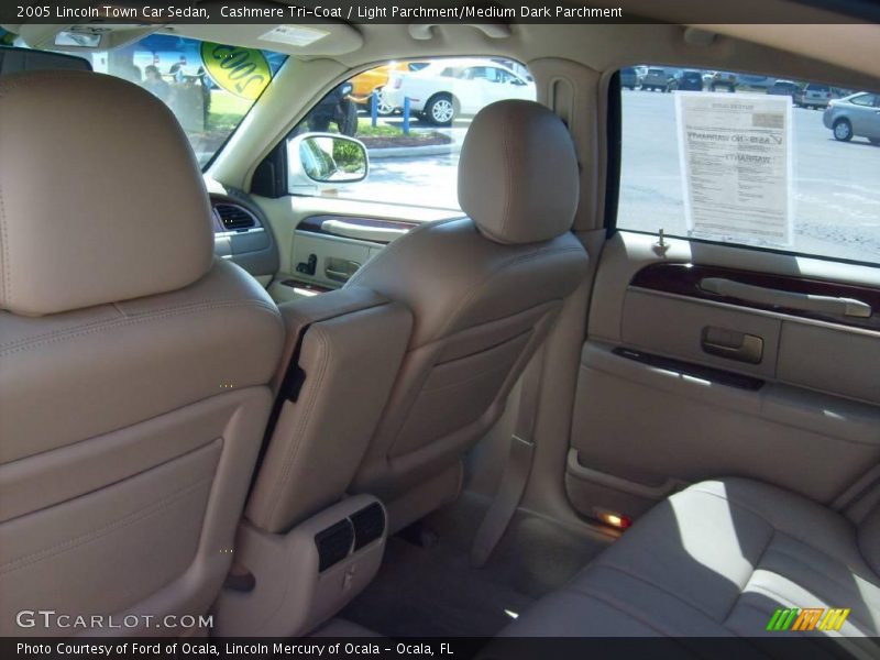 Cashmere Tri-Coat / Light Parchment/Medium Dark Parchment 2005 Lincoln Town Car Sedan