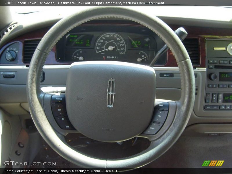 Cashmere Tri-Coat / Light Parchment/Medium Dark Parchment 2005 Lincoln Town Car Sedan