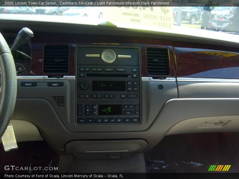 Cashmere Tri-Coat / Light Parchment/Medium Dark Parchment 2005 Lincoln Town Car Sedan