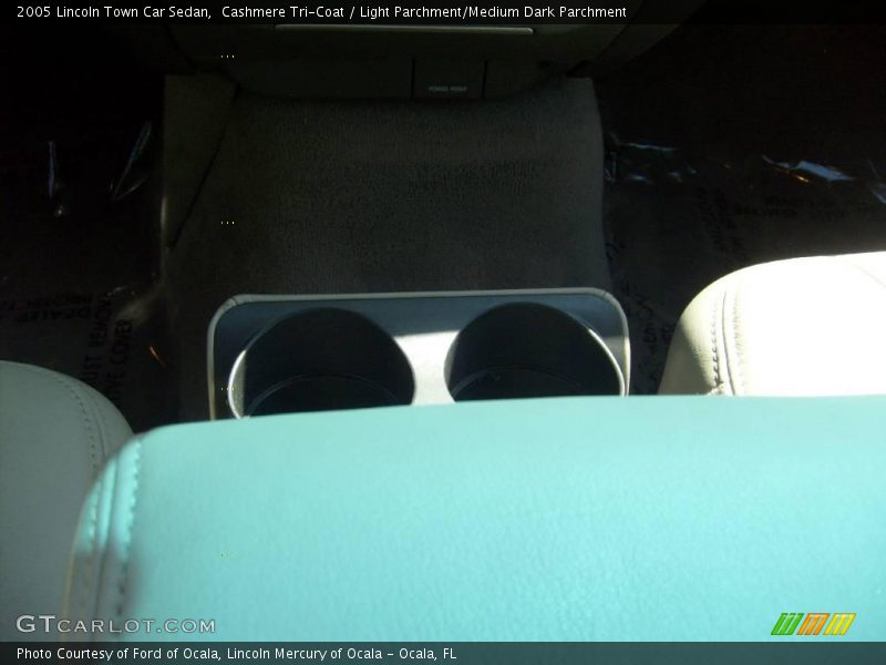 Cashmere Tri-Coat / Light Parchment/Medium Dark Parchment 2005 Lincoln Town Car Sedan