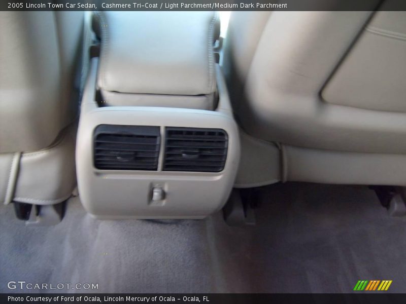 Cashmere Tri-Coat / Light Parchment/Medium Dark Parchment 2005 Lincoln Town Car Sedan