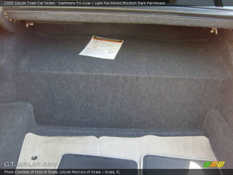 Cashmere Tri-Coat / Light Parchment/Medium Dark Parchment 2005 Lincoln Town Car Sedan