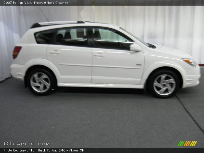 Frosty White / Graphite 2007 Pontiac Vibe
