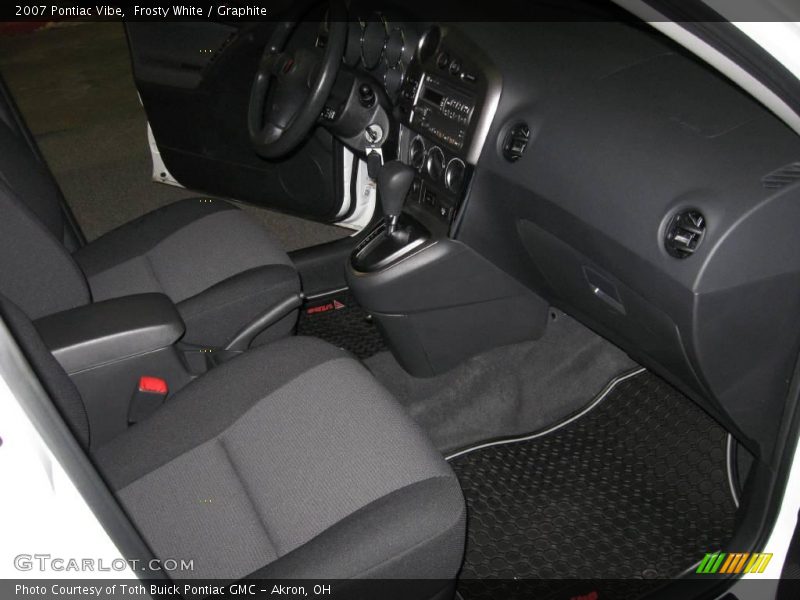 Frosty White / Graphite 2007 Pontiac Vibe