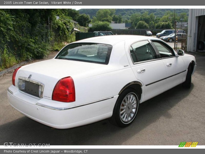 Vibrant White / Dove 2005 Lincoln Town Car Sedan