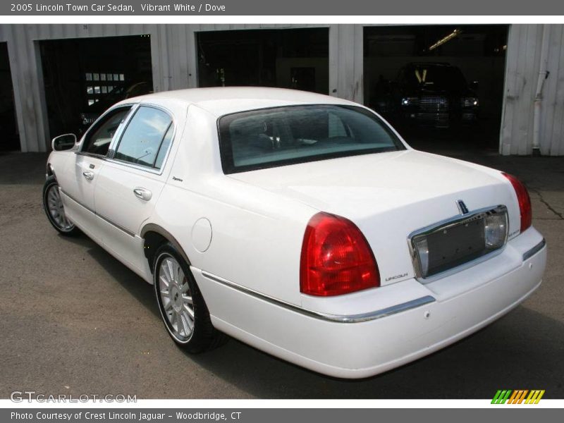 Vibrant White / Dove 2005 Lincoln Town Car Sedan