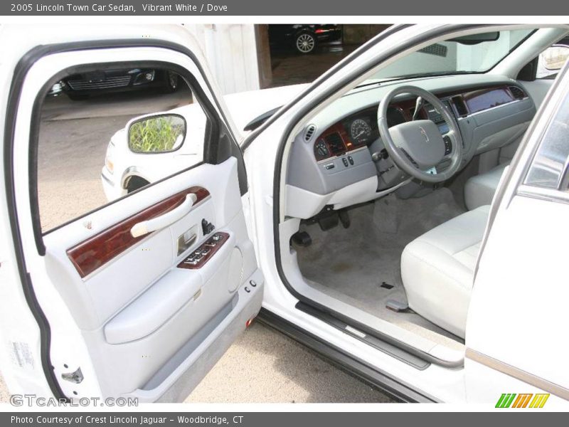 Vibrant White / Dove 2005 Lincoln Town Car Sedan