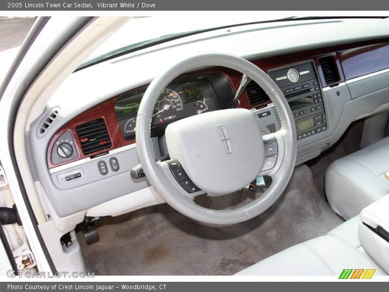 Vibrant White / Dove 2005 Lincoln Town Car Sedan