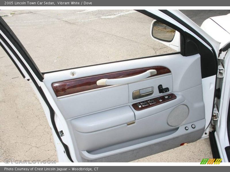 Vibrant White / Dove 2005 Lincoln Town Car Sedan