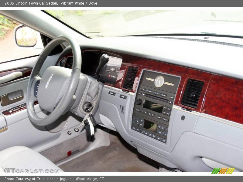 Vibrant White / Dove 2005 Lincoln Town Car Sedan