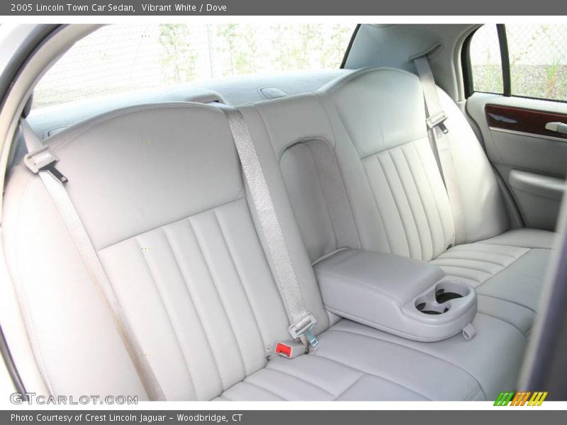 Vibrant White / Dove 2005 Lincoln Town Car Sedan