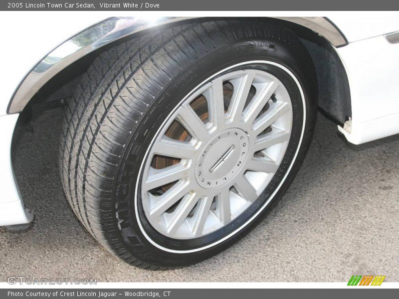 Vibrant White / Dove 2005 Lincoln Town Car Sedan