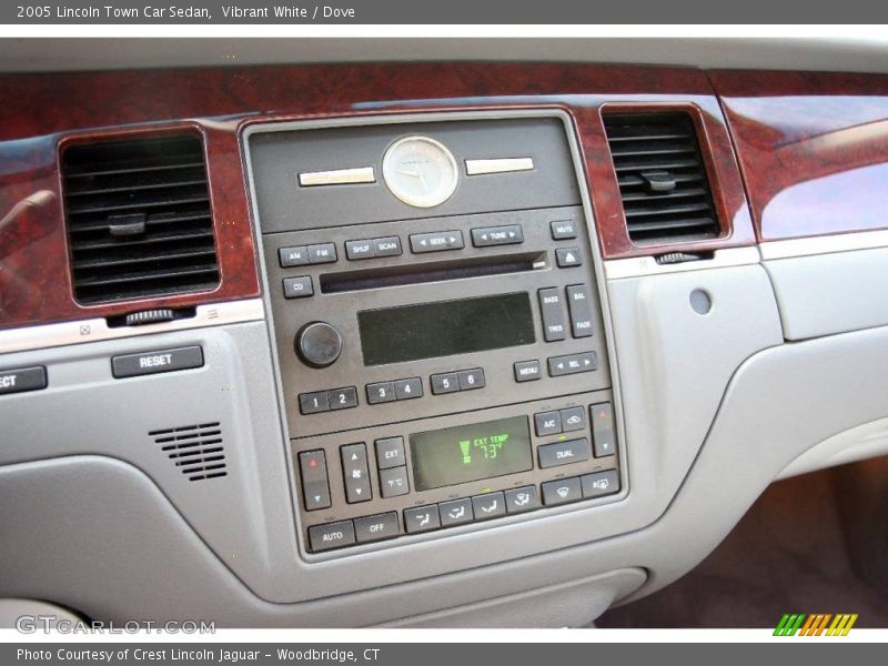 Vibrant White / Dove 2005 Lincoln Town Car Sedan